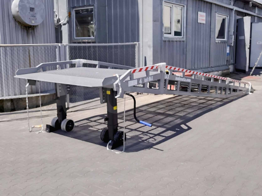 Buy custom mobile loading ramp made in Poland from manufacturer - MALCOSTA